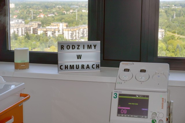 Widok napisu "Rodzimy w chmurach" na parapecie