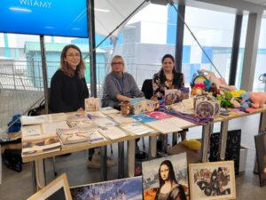 Pracownicy Centrum Zdrowia Psychicznego wraz z psychologiem Klaudią Zawadzką