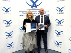 Dyrektor CSK UM w Łodzi dr n. med. Monika Domarecka oraz Rzecznik Praw Pacjenta Bartłomiej Łukasz Chmielowiec