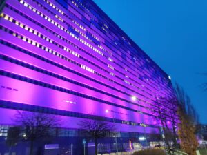 Podświetlony budynek Szpitala na fioletowo