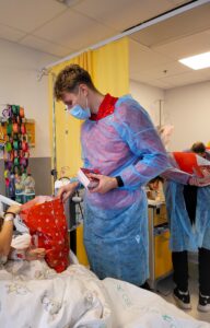 BRAMKARZ MACIEJ KIKOLSKI WRĘCZAJĄCY PREZENT