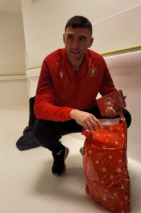 PIŁKARZ SEBASTIAN BERGIER WRĘCZAJĄCY PREZENT