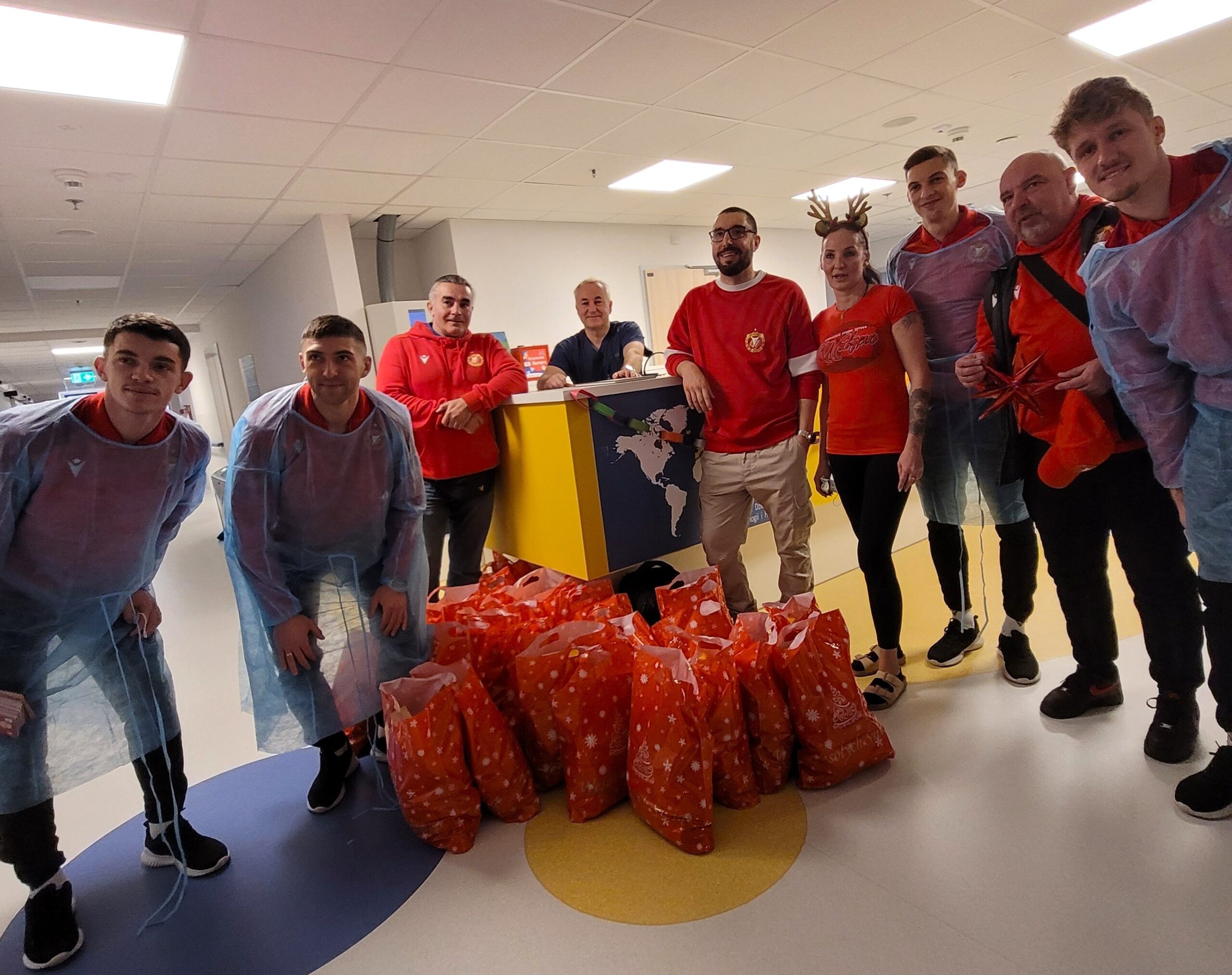 PIŁKARZE ŁÓDŹ WIDZEW Z PROFESOREM DR HAB. N. MED. WOJCIECHEM MŁYNARSKIM