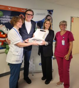 Wręczenie pompy wolumetrycznej przez Fundację Krwinka prof. Pawłowi Ptaszyńskiemu