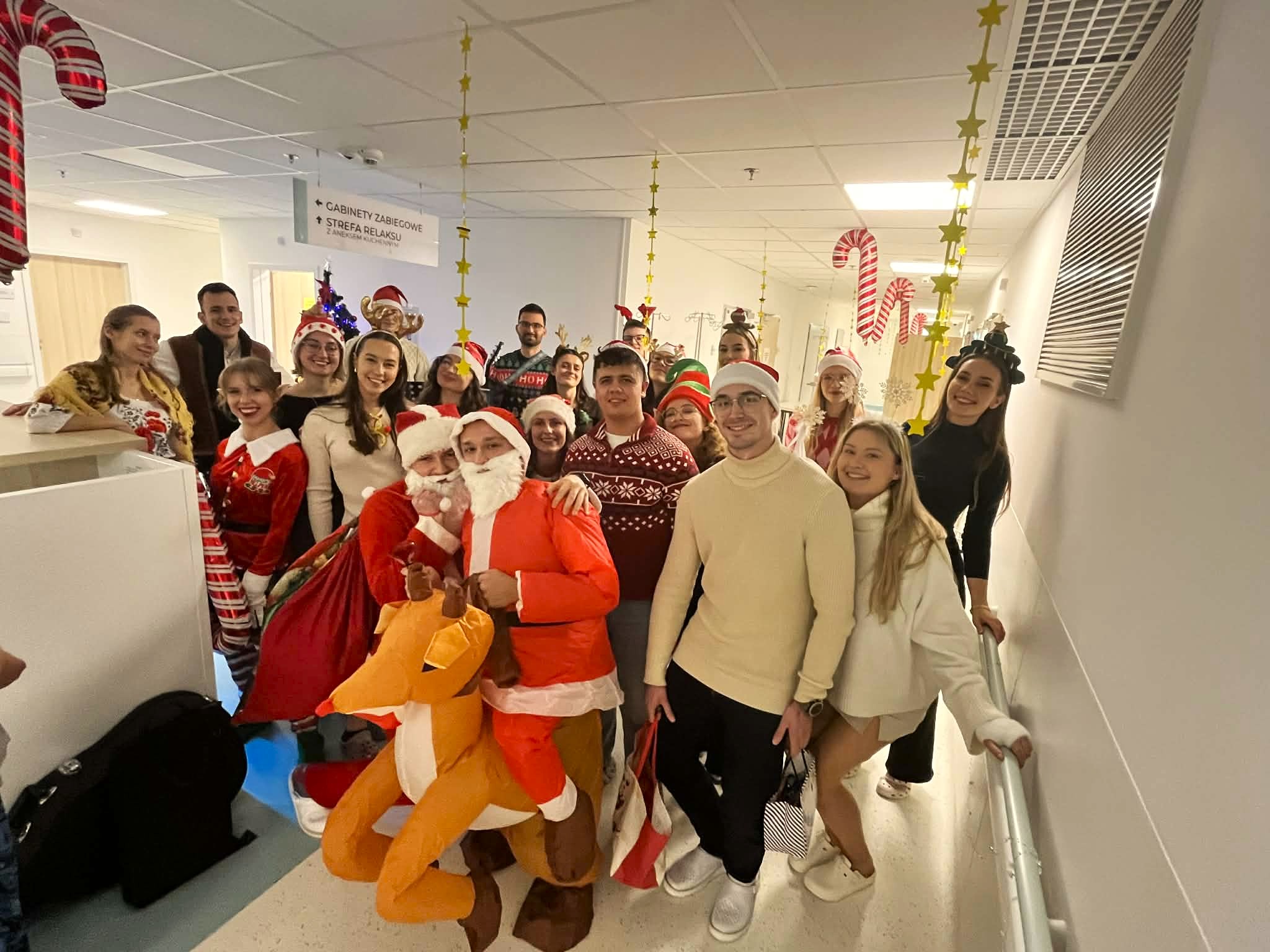 Kolędowanie - studenci 5 roku Kolegium Wojskowo-Lekarskiego roku