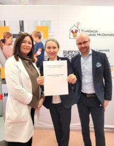 Pani Katarzyna Rodziewicz – Prezeska Zarządu i Dyrektor Wykonawcza Fundacji Ronalda McDonalda, Pan Igor Habrajski – Supply Chain Director McDonald’s Polska, Pani prof. dr hab. n. med. Ewa Toporowska-Kowalskia-Z-ca Dyrektora ds. Lecznictwa Pediatrycznego