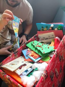 Kartki przygotowane przez dzieci i rodziców ze szkół z Bielska-Białej