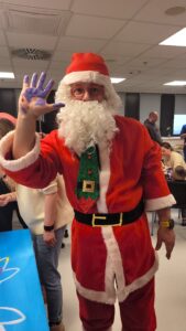 Mikołaj tworzący obraz Skrzydła Nadziei