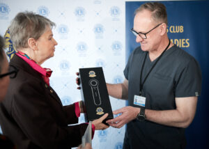 Rektor Uniwersytetu Medycznego w Łodzi, Prof. dr hab. n. med. Janusz Piekarski oraz Pani Prezydent LIONS CLUB Łódź LADIES Prof. dr hab. n med. Ewa Sewerynek