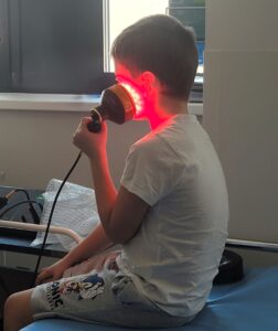 Bartosz podczas zabiegu fotobiomodulacji