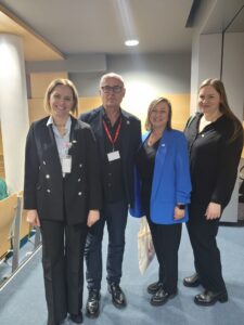 Położne oraz prof. dr hab. n. med. Jarosław Kalinka - Kierownik Oddziału Położnictwa i Perinatologii