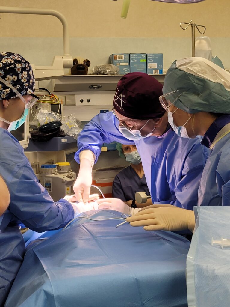 dr hab. n. med. Przemysław Przewratil, prof. UM podczas zabiegu malformacji naczyniowej