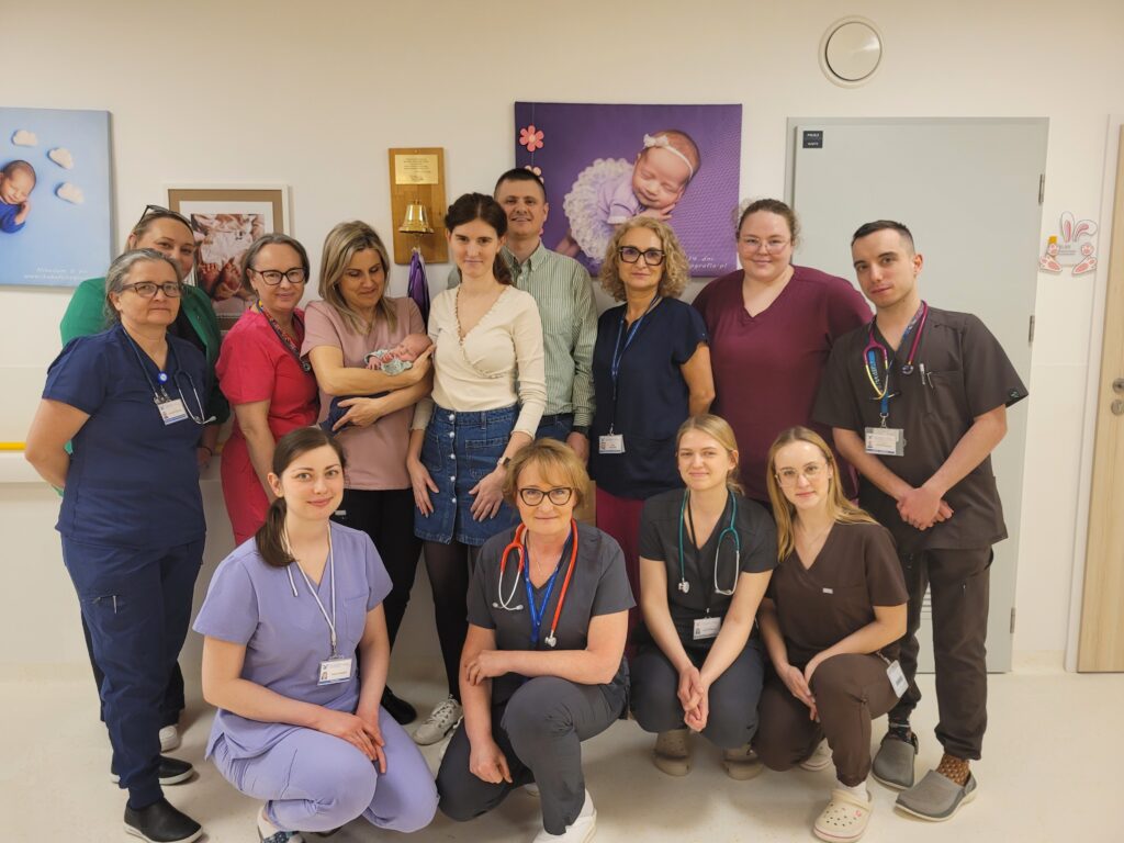 Kamil wraz z rodzicami oraz personelem medycznym Oddziału Neonatologii
