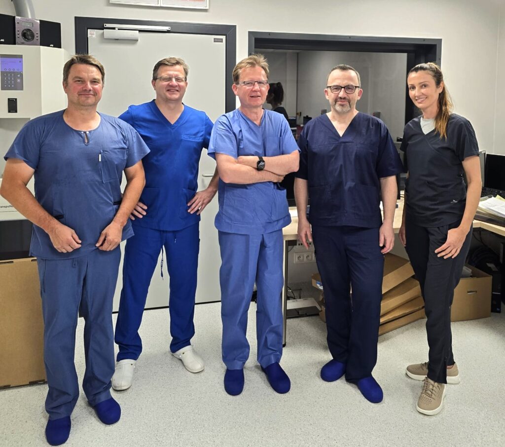 Od prawej : lek med Karolina Szymańska *, Prof dr hab. n. med. Michał Kidawa (Kierownik Pracowni Hemodynamiki i Angiokardiografii, Centralny Szpital Kliniczny  Uniwersytetu Medycznego w Łodzi CKD , Dr hab. n. med. Piotr Waciński (Kierownik Pracowni Wad Strukturalnych Serca, Kliniczny Oddział Kardiologii Inwazyjnej w Lublinie,  Dr n. med. Marcin Makowski *, Dr n. med. Jacek Jędrzejczyk *,* Pracownia Hemodynamiki i Angiokardiografii Centralny Szpital Kliniczny  Uniwersytetu Medycznego w Łodzi CKD
