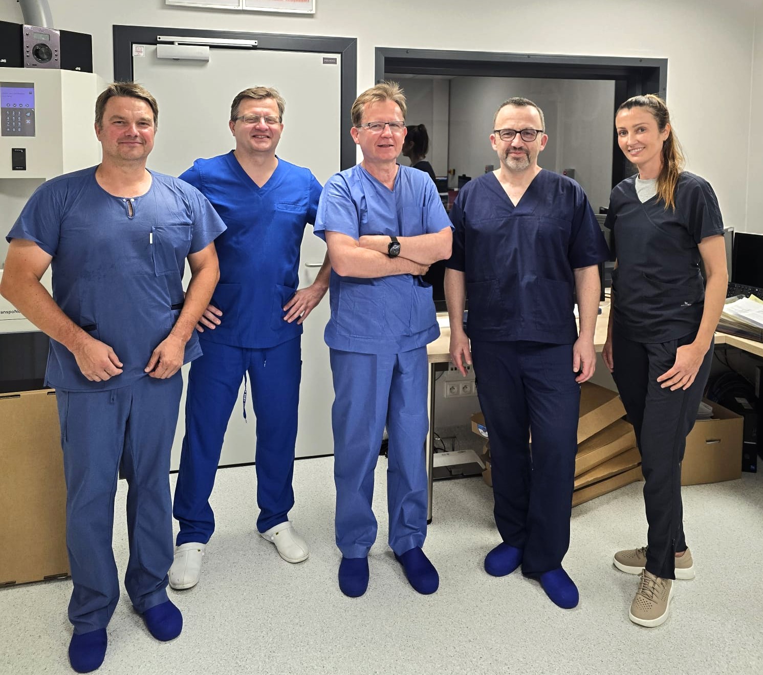 Od prawej : lek med Karolina Szymańska *, Prof dr hab. n. med. Michał Kidawa (Kierownik Pracowni Hemodynamiki i Angiokardiografii, Centralny Szpital Kliniczny Uniwersytetu Medycznego w Łodzi CKD , Dr hab. n. med. Piotr Waciński (Kierownik Pracowni Wad Strukturalnych Serca, Kliniczny Oddział Kardiologii Inwazyjnej w Lublinie, Dr n. med. Marcin Makowski *, Dr n. med. Jacek Jędrzejczyk *, * Pracownia Hemodynamiki i Angiokardiografii Centralny Szpital Kliniczny Uniwersytetu Medycznego w Łodzi CKD