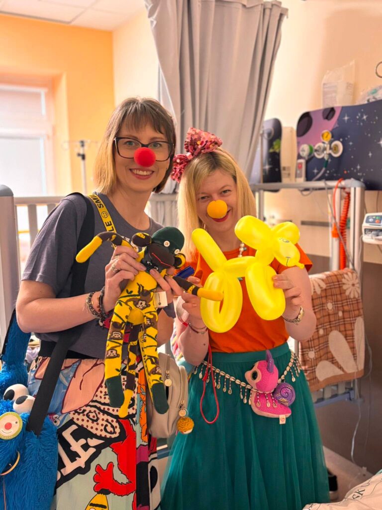 Kolorowe małpki od Fundacji Dr Clown oraz Many Mornings