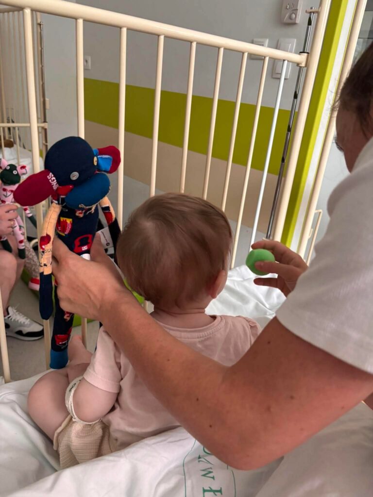 Dziecko w UCP im. M. Konopnickiej w Łodzi z kolorową małpką od Fundacji Dr Clown oraz Many Mornings 