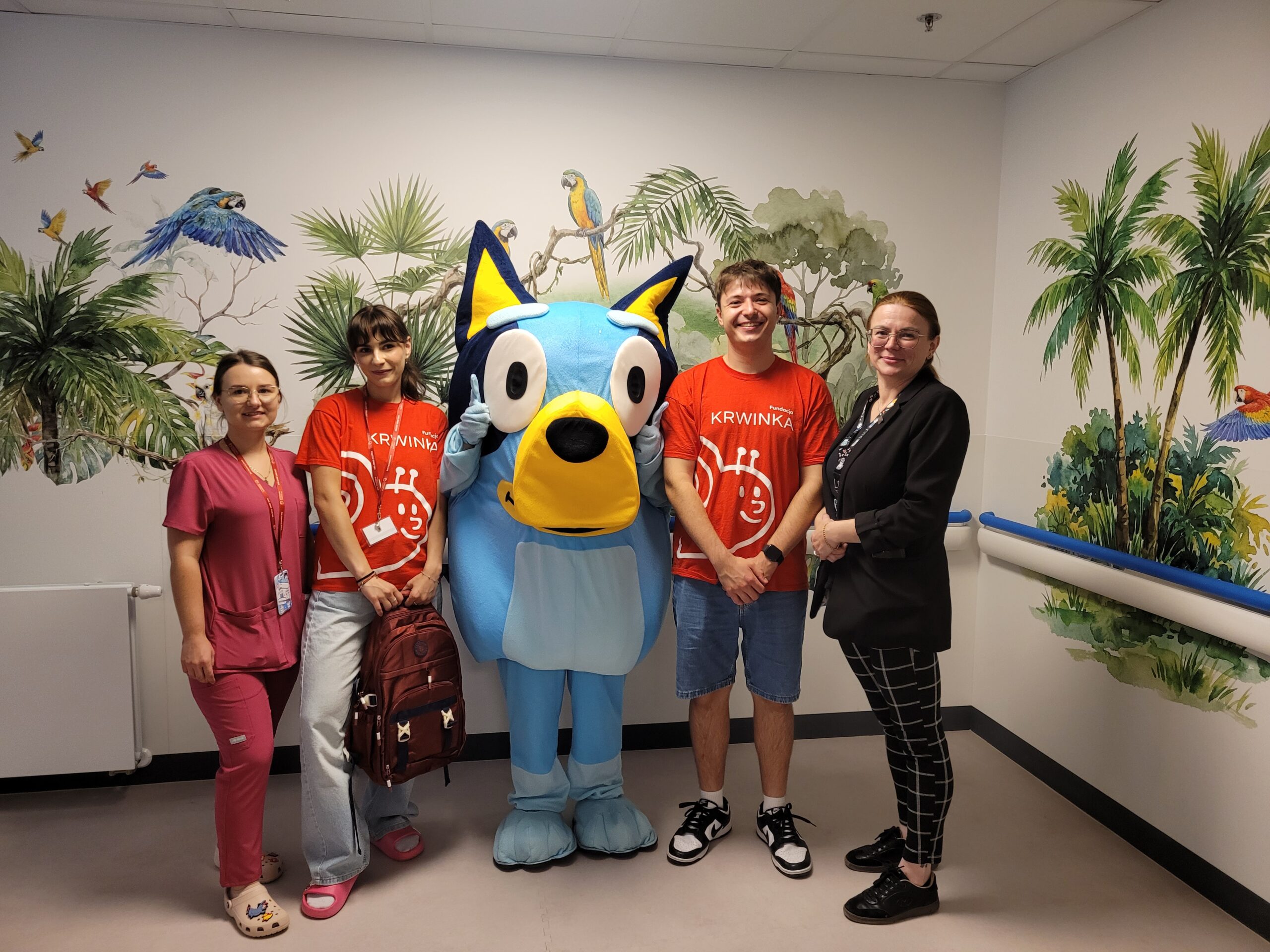 Fundacja Krwinka z Bluey w Klinice Pediatrii, Onkologii i Hematologii Dziecięcej z okazji rozpoczynającego się roku szkolnego