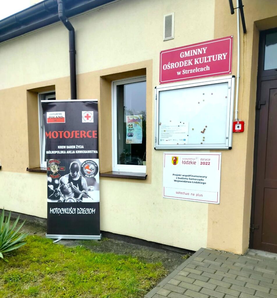 Wejście do Gminnego Ośrodka Kultury w Strzelcach - 29 sierpnia
