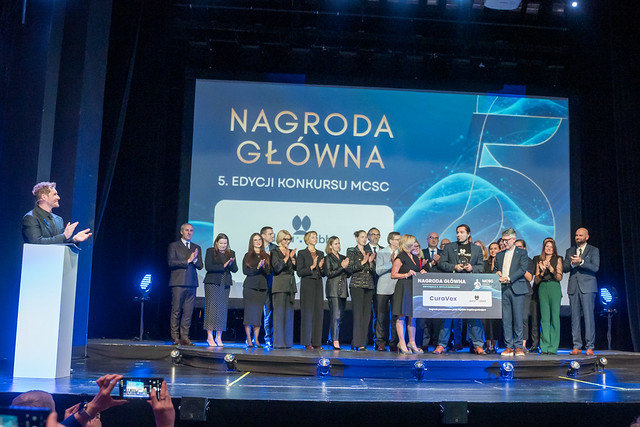 Wielki finał 5. edycji MCSC Hospital Leadership Innovation! - odebranie nagrody głównej przez zespół CuraVox 