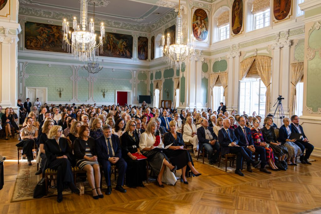 Uczestnicy podczas uroczystego otwarcia  zjazdu, które odbyło się w wyjątkowych wnętrzach Pałacu Branickich
